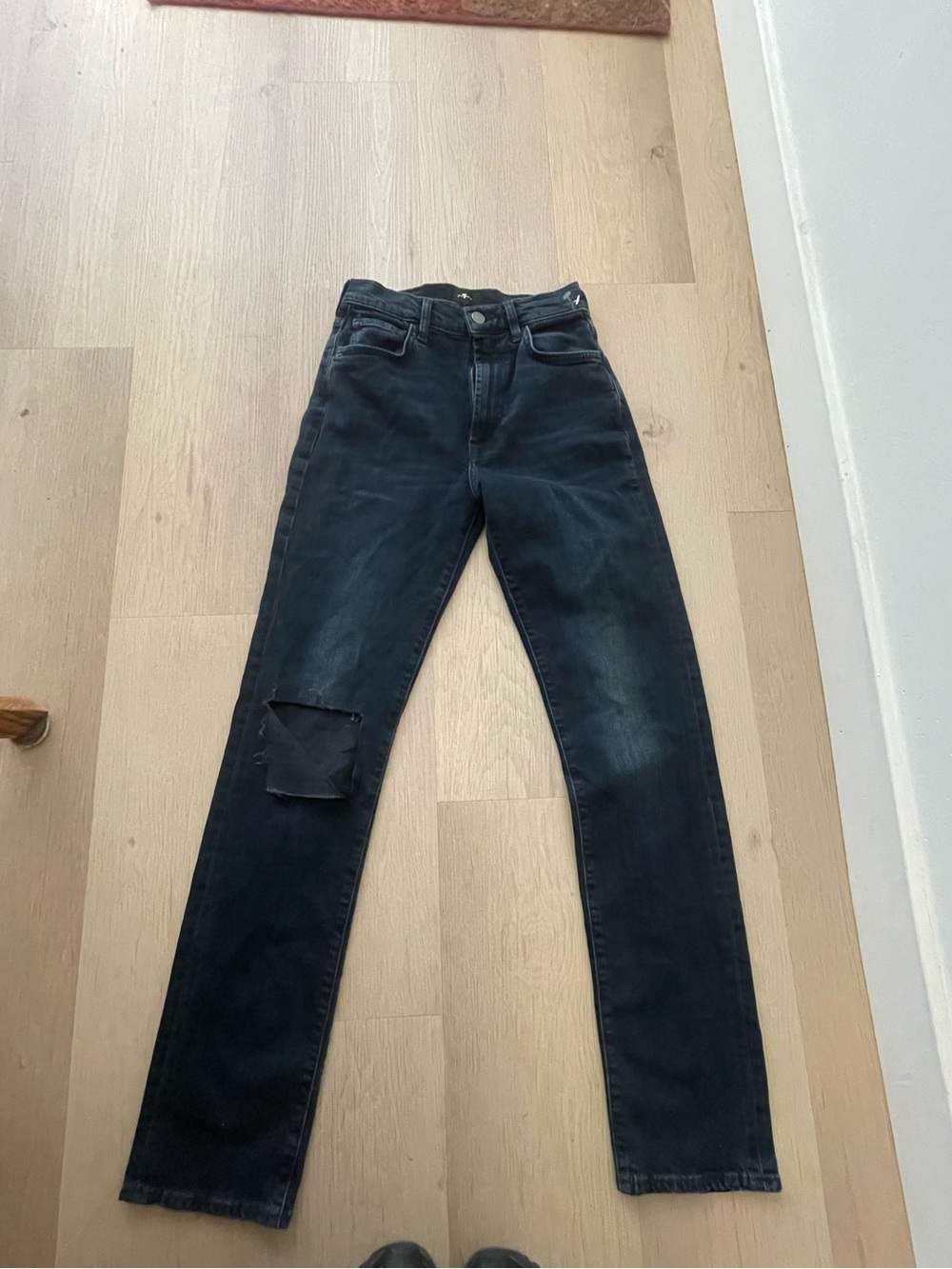 7 for all mankind dark wash jeans! size 25